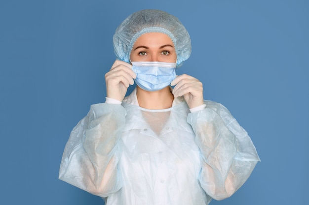 Photo portrait of a young woman doctor surgeon