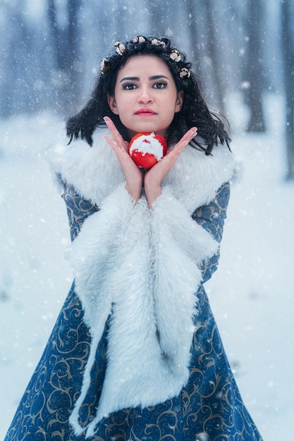 Photo portrait of young woman dressed in blue coat