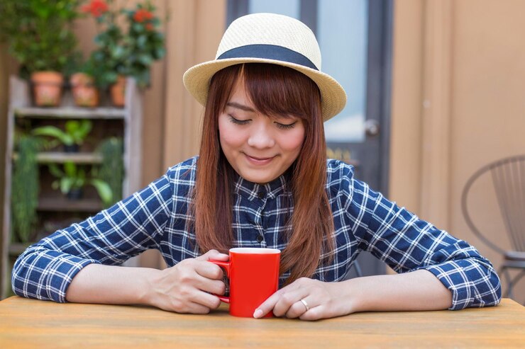 Photo portrait of young woman drinking coffee cup on table