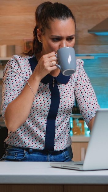 Foto ritratto di una giovane donna che beve caffè in ufficio