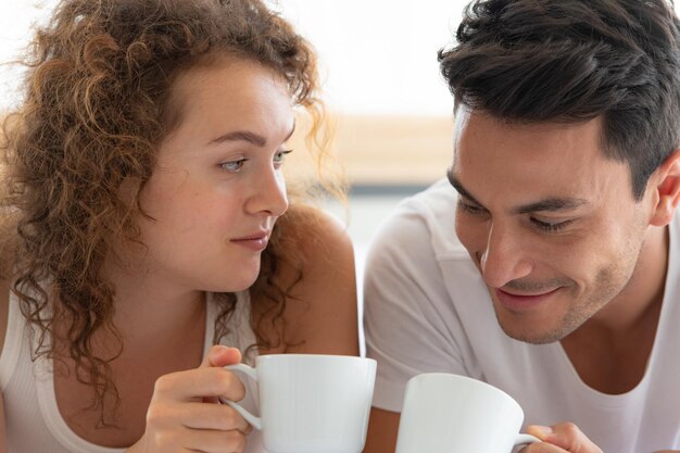 Photo portrait of young woman drinking coffee