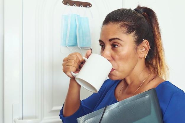 Foto ritratto di una giovane donna che beve caffè