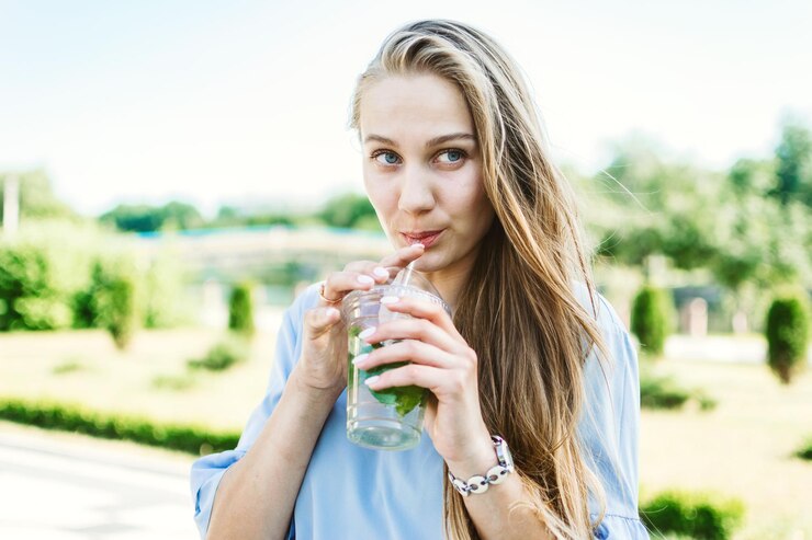 Photo portrait of young woman drinking drink