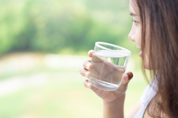 ガラスから飲む若い女性の肖像画