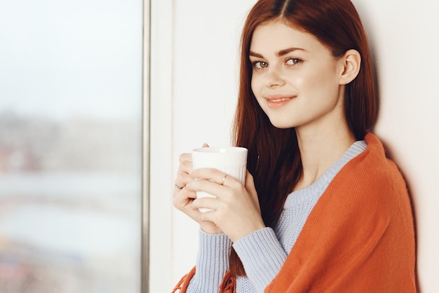 グラスを飲んでいる若い女性の肖像画