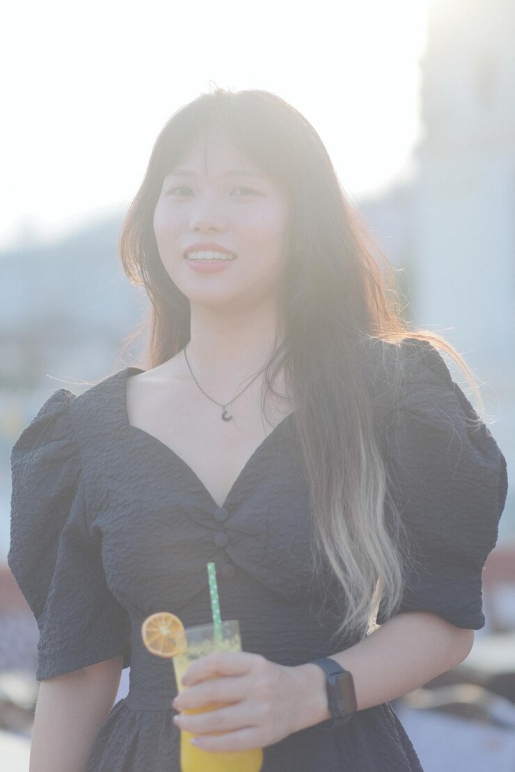 Photo 잔을 마시는 젊은 여성의 초상화