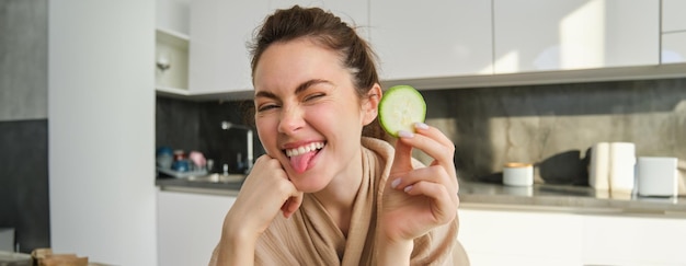 Photo portrait of young woman drinking at home