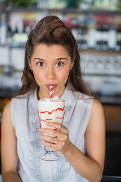 スムージーを飲む若い女性の肖像画