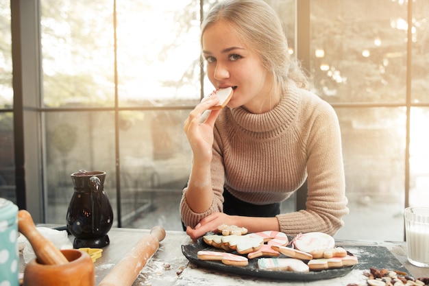 クッキーの心を食べる若い女性の肖像画