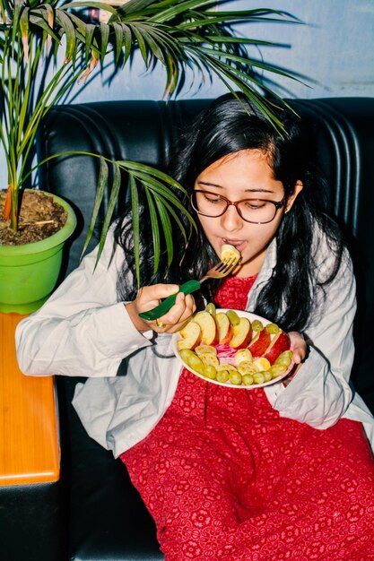 Photo portrait of young woman eating food women need quality food for diet