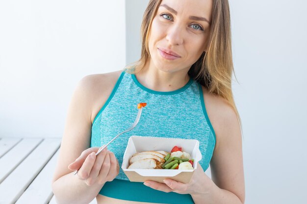 Photo portrait of young woman eating food