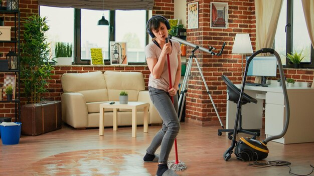 Photo portrait of young woman exercising in gym