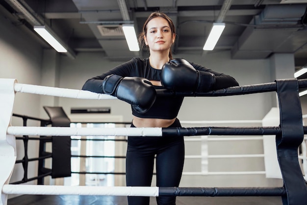 ジムで運動している若い女性の肖像画
