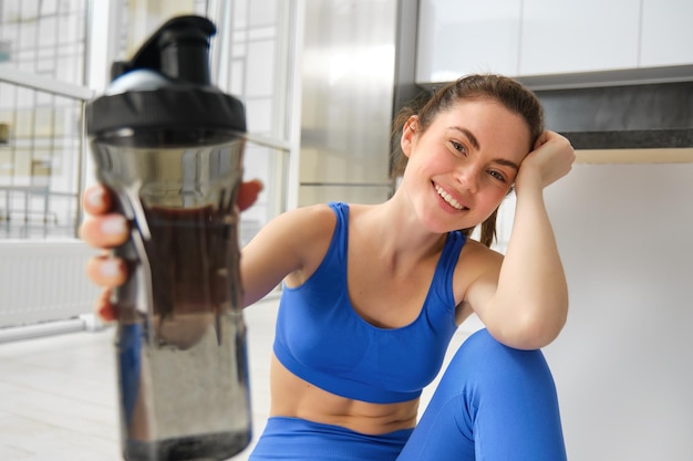 Foto ritratto di una giovane donna che si esercita in palestra