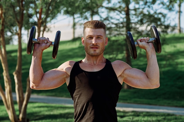 Photo portrait of young woman exercising in gym