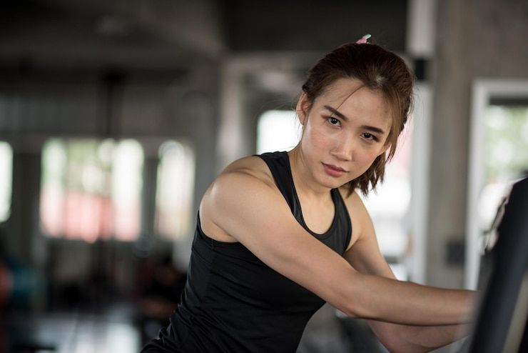Photo ジムで運動している若い女性の肖像画