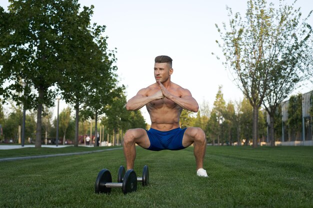 Photo portrait of young woman exercising in park