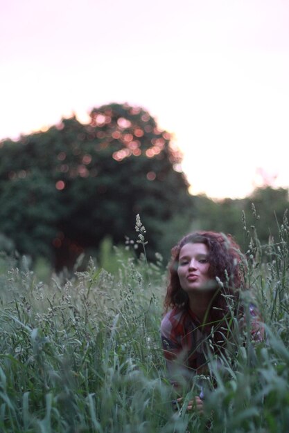 Photo portrait of young woman on field