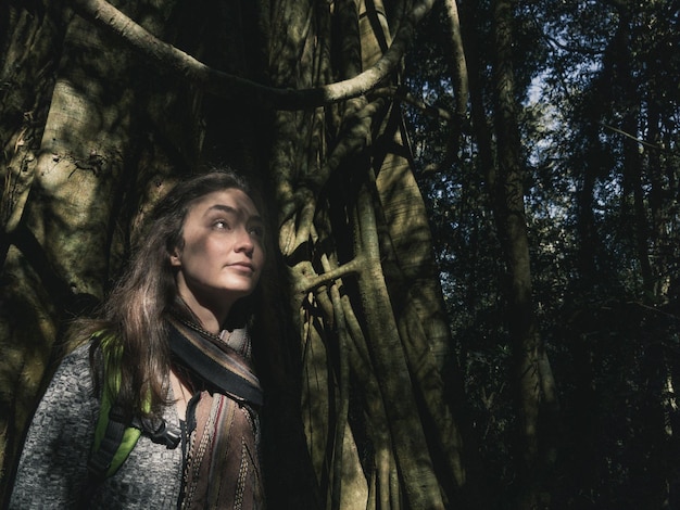 Photo portrait of young woman in forest