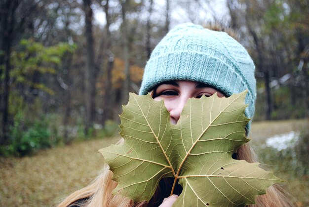 Photo portrait of young woman in forest