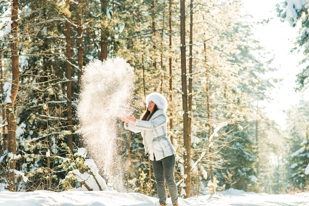 凍るような冬の森の若い女性の肖像画