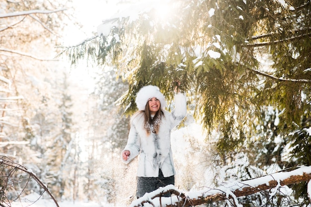 Портрет молодой женщины в морозном зимнем лесу