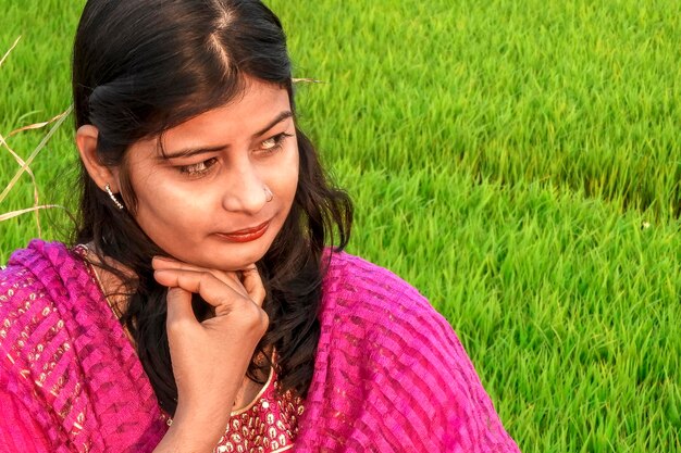 Photo portrait of young woman in grass