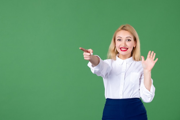 緑の壁の若い女性の肖像画大学教師本学校生