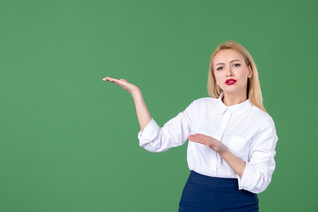 若い女性の緑の壁の教師の学校の学生の大学の肖像画