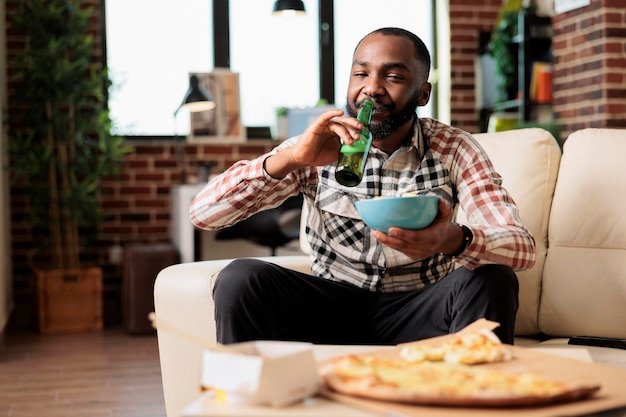 Photo portrait of young woman having food at home