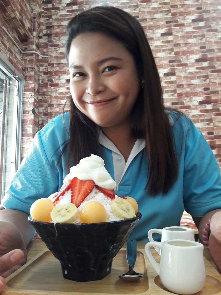 Photo portrait of young woman having food