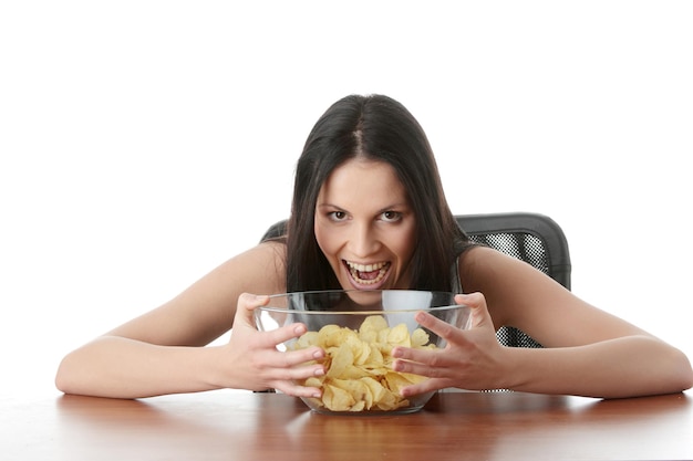 Photo portrait of young woman having potato chips against white background