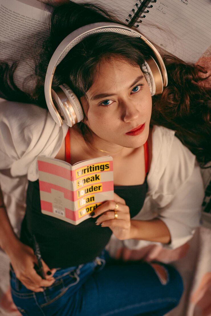 Photo portrait of young woman holding book at home