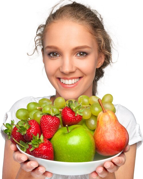 Foto ritratto di una giovane donna con una ciotola di frutta