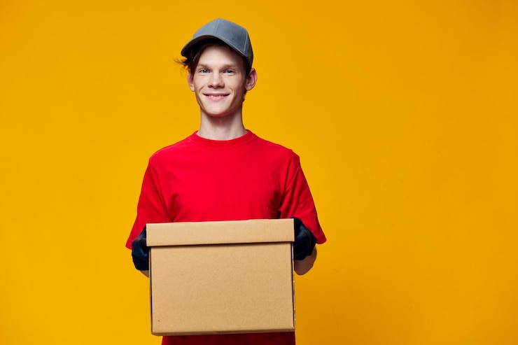 Photo portrait of young woman holding box against yellow background