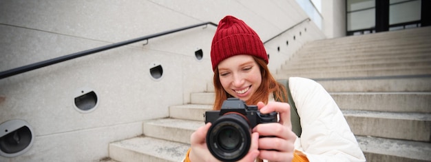 Foto ritratto di una giovane donna con la macchina fotografica