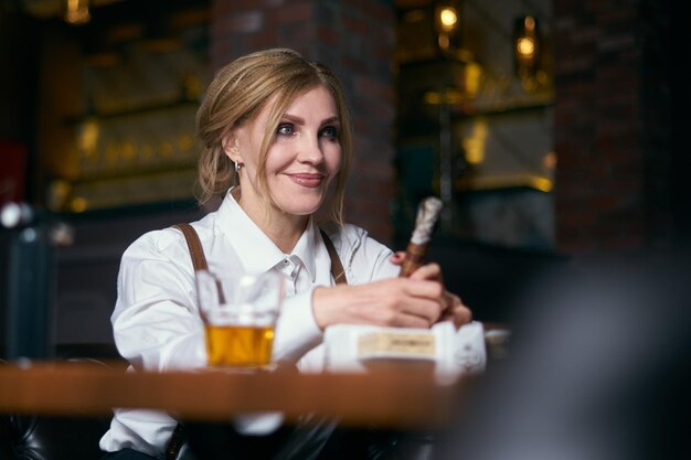 Photo portrait of young woman holding drink in restaurant