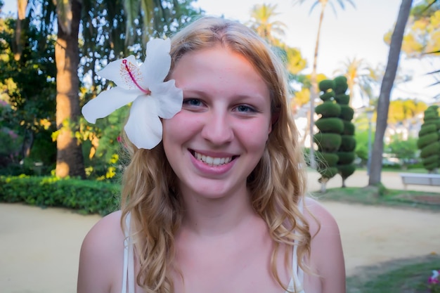 Foto ritratto di una giovane donna con un fiore in mano