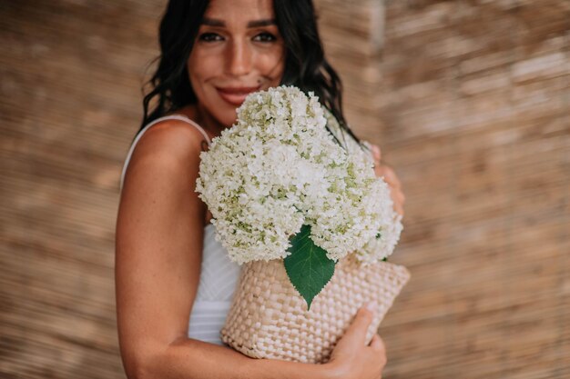 Photo portrait of young woman holding flower