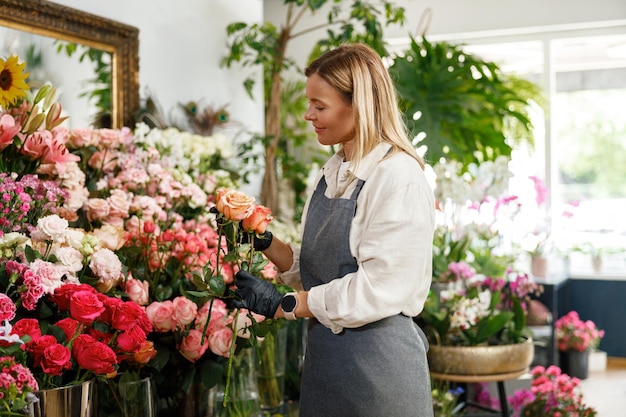 Foto ritratto di una giovane donna con dei fiori in mano