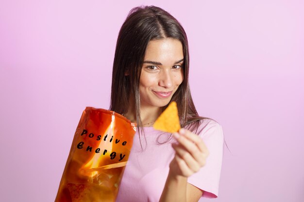 Photo portrait of young woman holding gift against white background