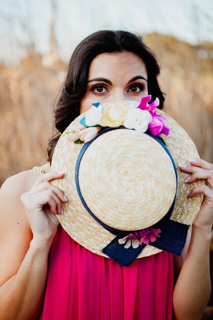 Foto ritratto di una giovane donna con un cappello