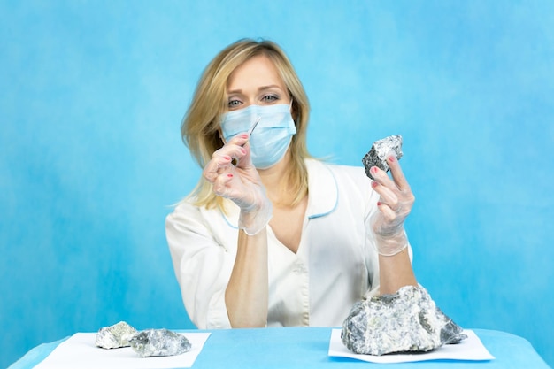 Foto ritratto di una giovane donna con un gelato in mano