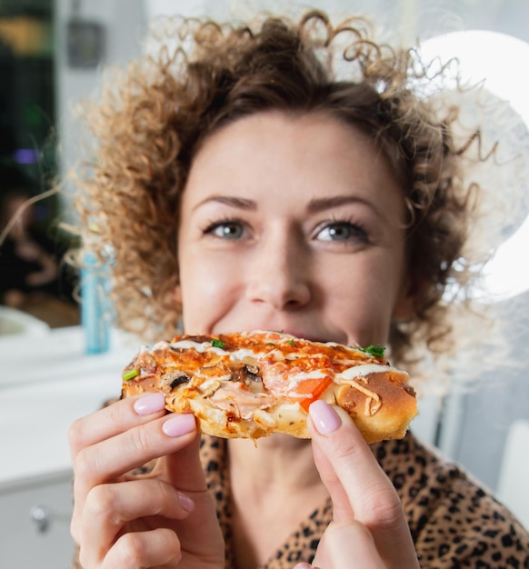 Foto ritratto di una giovane donna con un gelato in mano