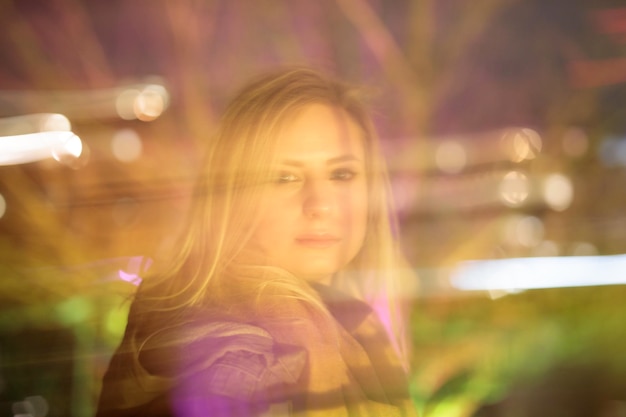 Photo portrait of young woman holding illuminated string lights