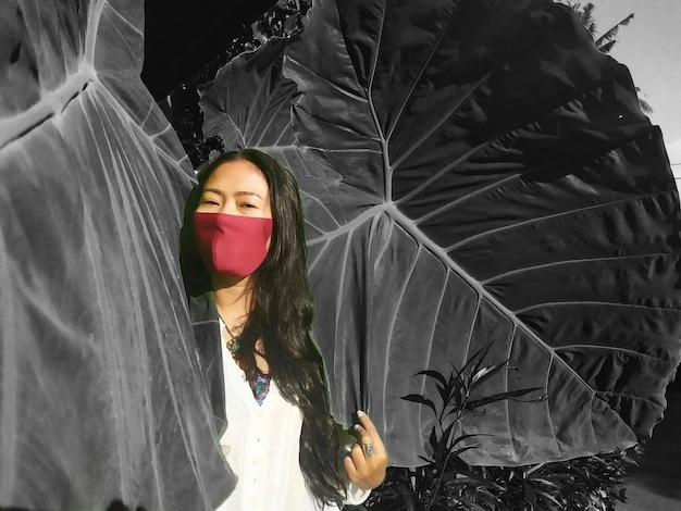 Photo portrait of young woman holding leaf