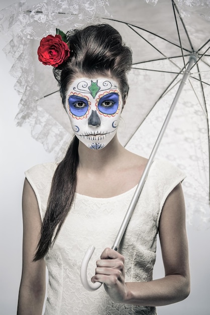 Photo portrait of young woman holding mask