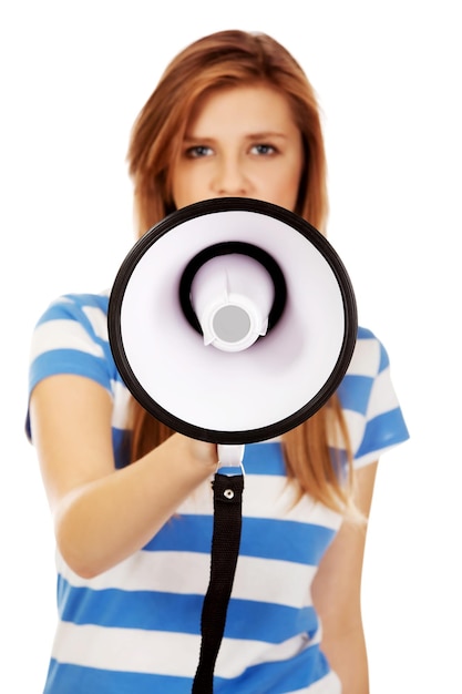 Foto ritratto di una giovane donna con un megafono sullo sfondo bianco