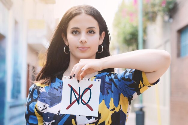 Foto ritratto di una giovane donna senza testo su carta in città