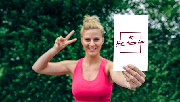 Photo portrait of young woman holding paper